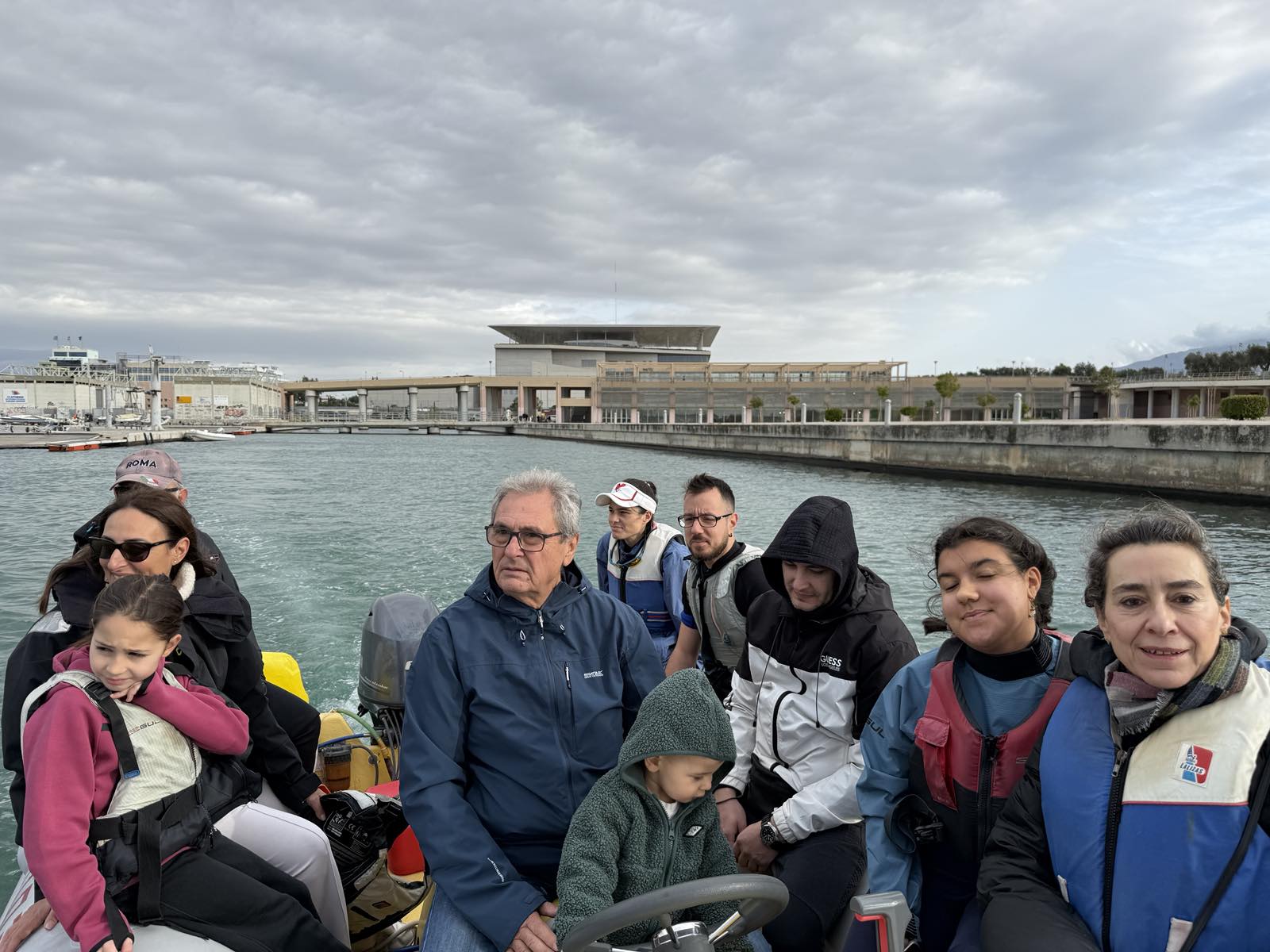 Ομάδα ιστιοπλόων σε συνοδευτικό σκάφος