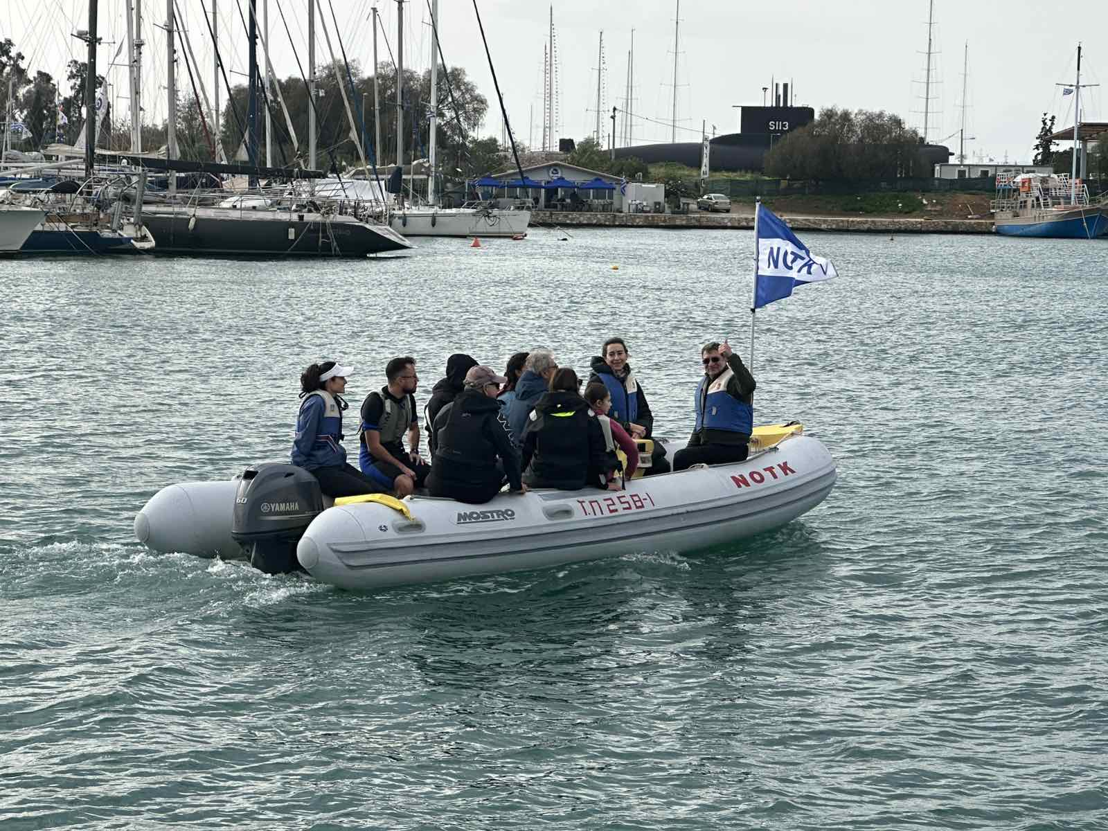 Συνοδευτικό σκάφος NOTK με αθλητές